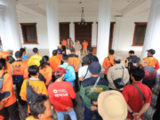 Relawan Jateng “Digondeli” Korban Bencana Kabupaten Bogor