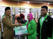 Hi. Parosil Mabsus: Menyambut Tahun Baru Bagi-bagi Beasiswa dan Bedah Rumah di Lambar