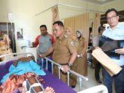 Nanang Ermanto: Besuk “Salimin” Korban Rumah Roboh Janji Akan Bangun Rumahnya Kembali