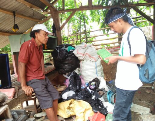 Umbara, Warga Lebak Mengolah Sampah Plastik Menjadi Paving Block