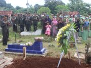 Damdim 0411/LT Letnan Kolonel Czi Burhannudin, S.E., M.Si Antar Almarhum Pelda Edi Kayanto Ke Peristirahatan Terakhir