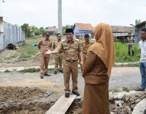 Walikota Metro Memberikan Bantuan Untuk Pembangunan Gorong-Gorong di RT 27 RW 06 Mulyojati